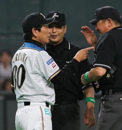 　６回、走塁について抗議する日本ハムの栗山監督（左）