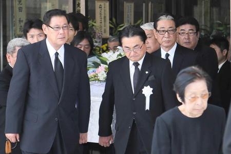 　富田勝さんの告別式で故人を出棺する（右から）山本浩二氏、星野仙一氏。左端は田淵幸一氏