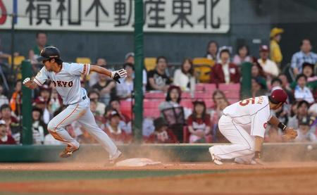 １１回、橋本（左）が三盗を決め、長谷部の三塁悪送球から本塁に生還。三塁手西田
