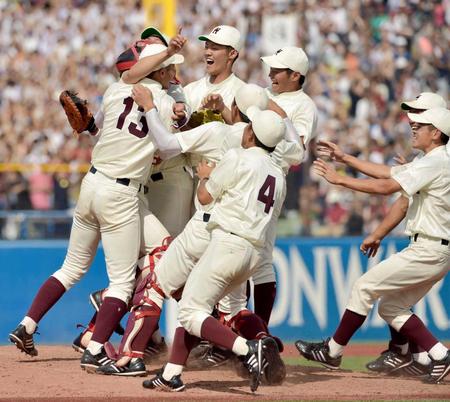 　慶大に快勝して６季ぶり４４度目の優勝を決め、喜ぶ早大ナイン