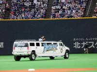 日本ハム・スタメン選手がハマーに乗って登場