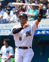 プロポーズ始球式の打席に立ち、豪快に空振りするロッテ・今江敏晃＝ＱＶＣマリン（撮影・村中拓久）