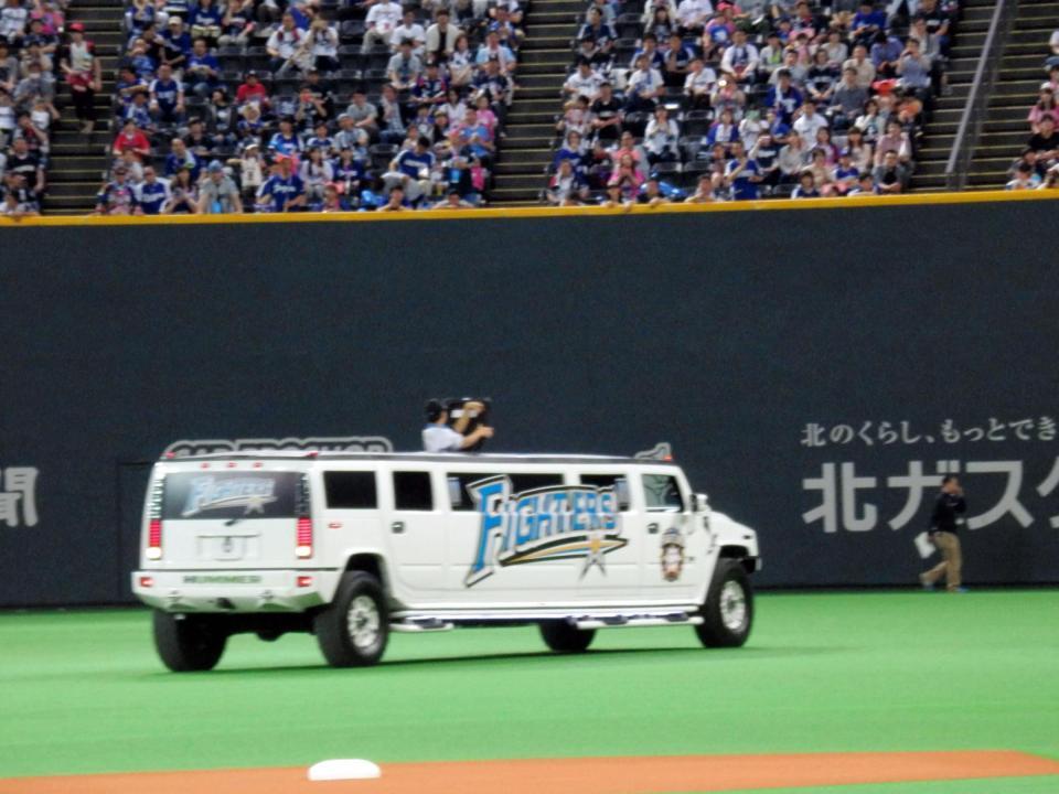 日本ハム・スタメン選手がハマーに乗って登場