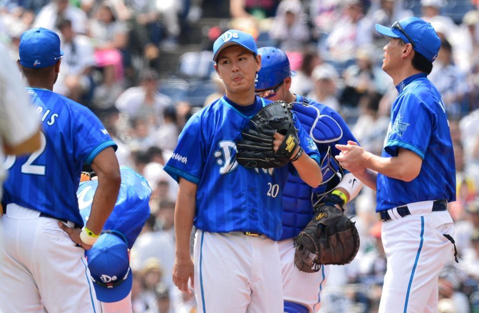 ３回途中、６失点で降板するＤｅＮＡ・須田幸太（中央）＝ＱＶＣマリン（撮影・村中拓久）