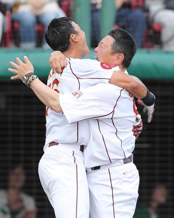 　１０回、サヨナラ本塁打を放った中川（左）を抱きしめる楽天・大久保監督
