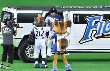 　試合前のイベントで、リムジンからアフロヘアのカツラを被って登場した中田