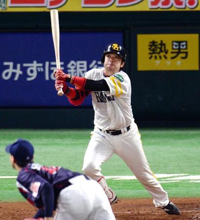 　４回、右翼席に２点本塁打を放つ高谷。投手・石山