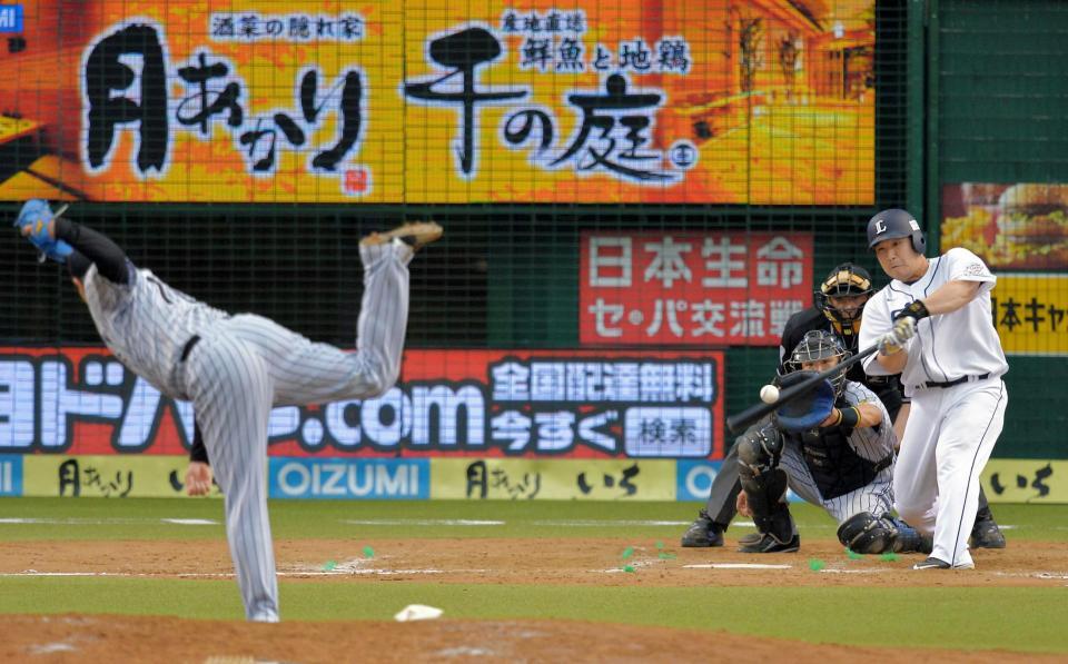 　７回、中村が逆転３ランを放つ（撮影・堀内翔）