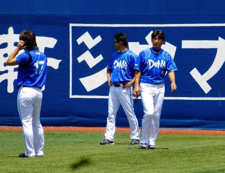 ソフトバンク戦でＤｅＮＡ以外の11球団からの勝利達成を狙う三浦（右）＝横浜スタジアム