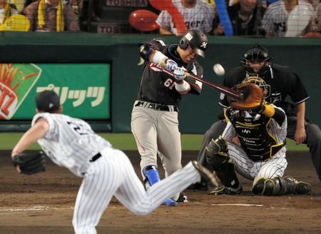 ９回ロッテ２死満塁、ロッテ・角中勝也は満塁本塁打を放つ＝甲子園（撮影・棚橋慶太）