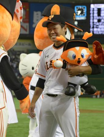 球団マスコットに囲まれ笑顔を見せる２勝目を挙げた田口＝東京ドーム