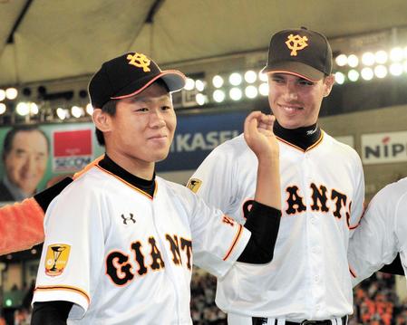 　お立ち台で笑顔を見せる田口（左）とメンドーサ（撮影・園田高夫）