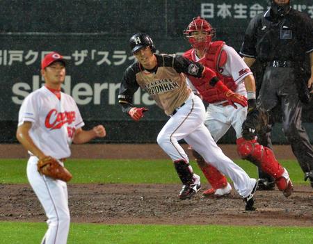 　９回、２点二塁打を放つ岡（撮影・北村雅宏）