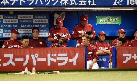 追い上げ届かず試合に敗れ、静まり返る楽天ベンチ＝神宮球場