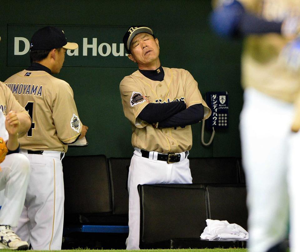 　ベンチで厳しい表情を見せる福良監督代行（撮影・園田高夫）