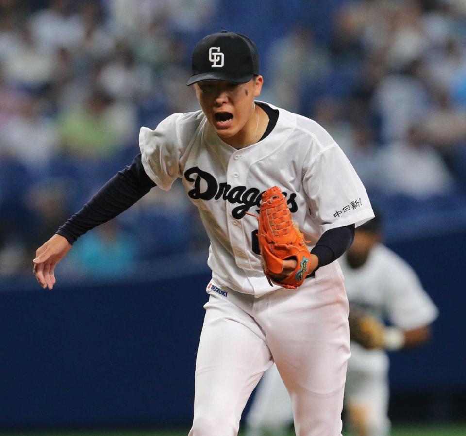 　６回、渡辺を三振に仕留め雄たけびをあげる若松