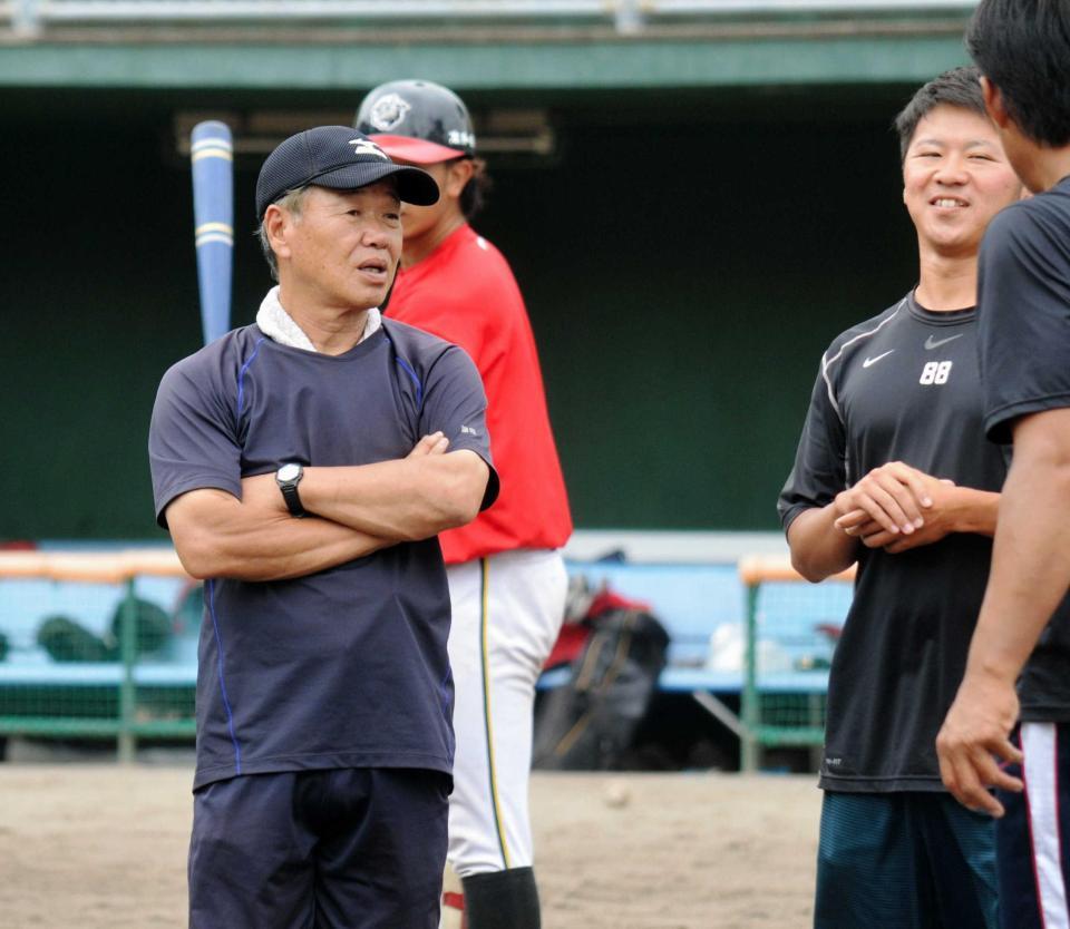 　藤川の入団を喜ぶ高知・弘田監督（左）