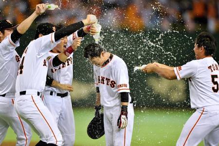 ９回、サヨナラ打を放ち、ナインから手荒い祝福を受ける井端（中央）（撮影・園田高夫）