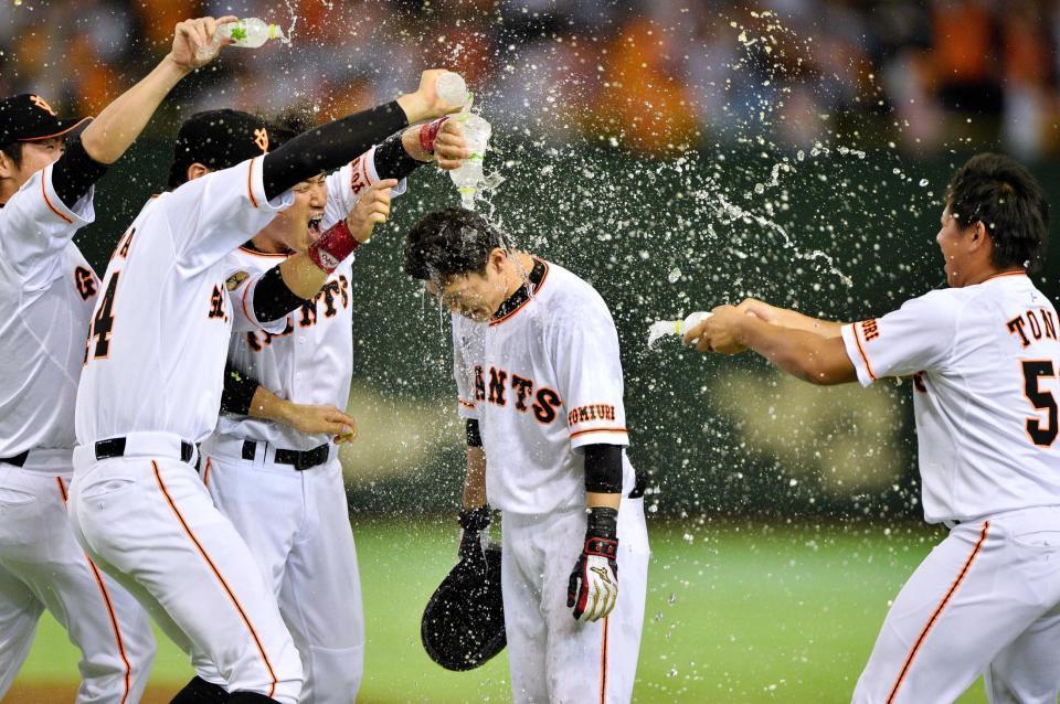 ９回、サヨナラ打を放ち、ナインから手荒い祝福を受ける井端（中央）（撮影・園田高夫）