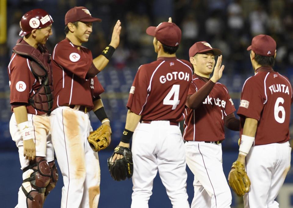 　ヤクルトに勝利し、喜ぶ西田（左から２人目）ら楽天ナイン＝神宮