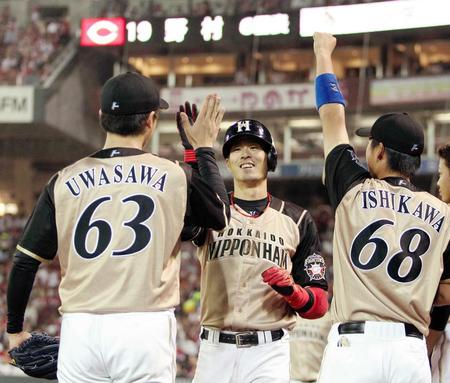 　６回、２ランを放ちナインに迎えられる岡（撮影・北村雅宏）