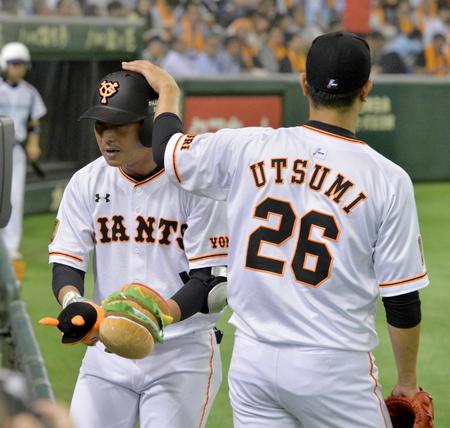 ２回、内海（右）に迎えられる長野