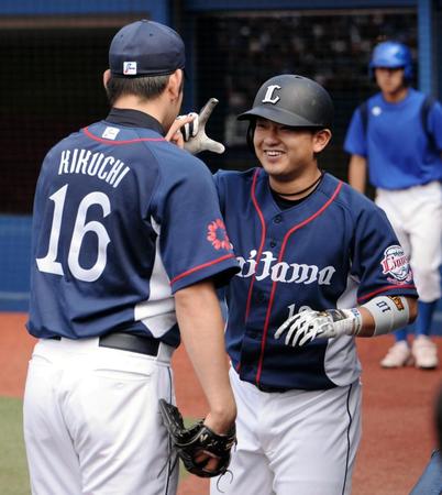 ４回、中越えソロを放ち先発・菊池（左）とポーズをとる森＝横浜スタジアム（撮影・開出　牧）