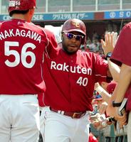 ２回、先制３ランを放ったウィーラー（中央）はナインとタッチを交わす＝マツダスタジアム（撮影・北村雅宏）