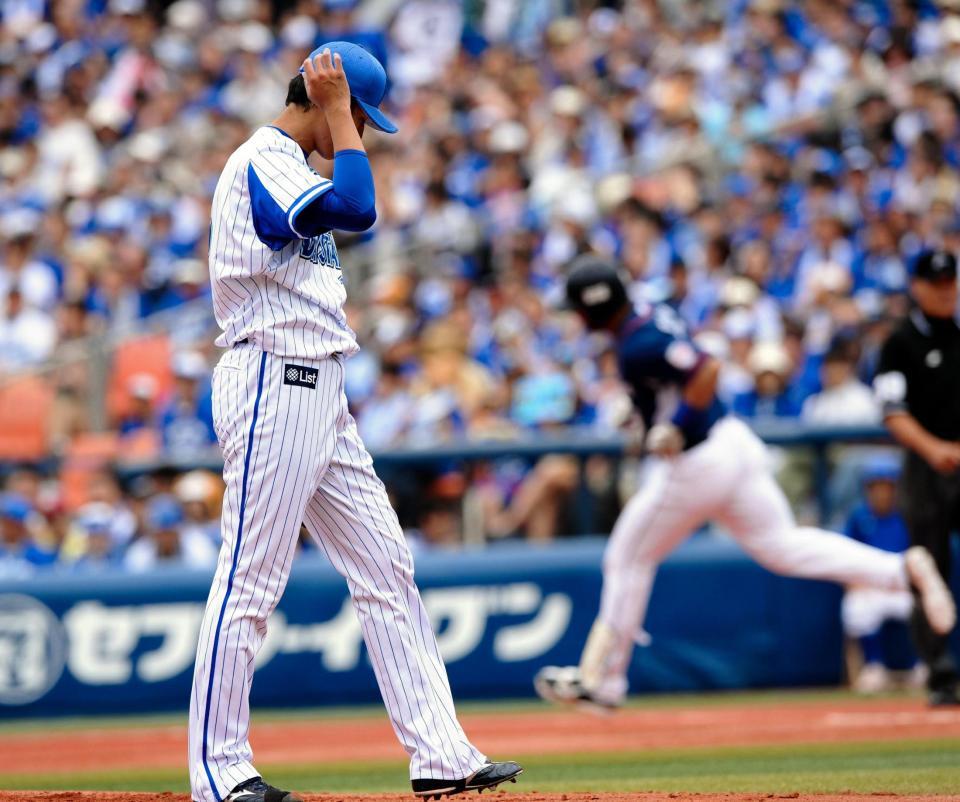 ２回西武無死、メヒア（右後方）に左越えソロを打たれがっくりのＤｅＮＡの先発・井納翔一＝横浜スタジアム（撮影・開出　牧）