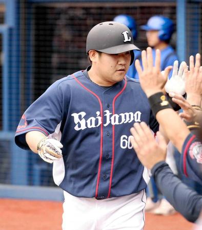 　２回、先制の左越えソロを放ちナインとタッチを交わす中村（撮影・開出　牧）