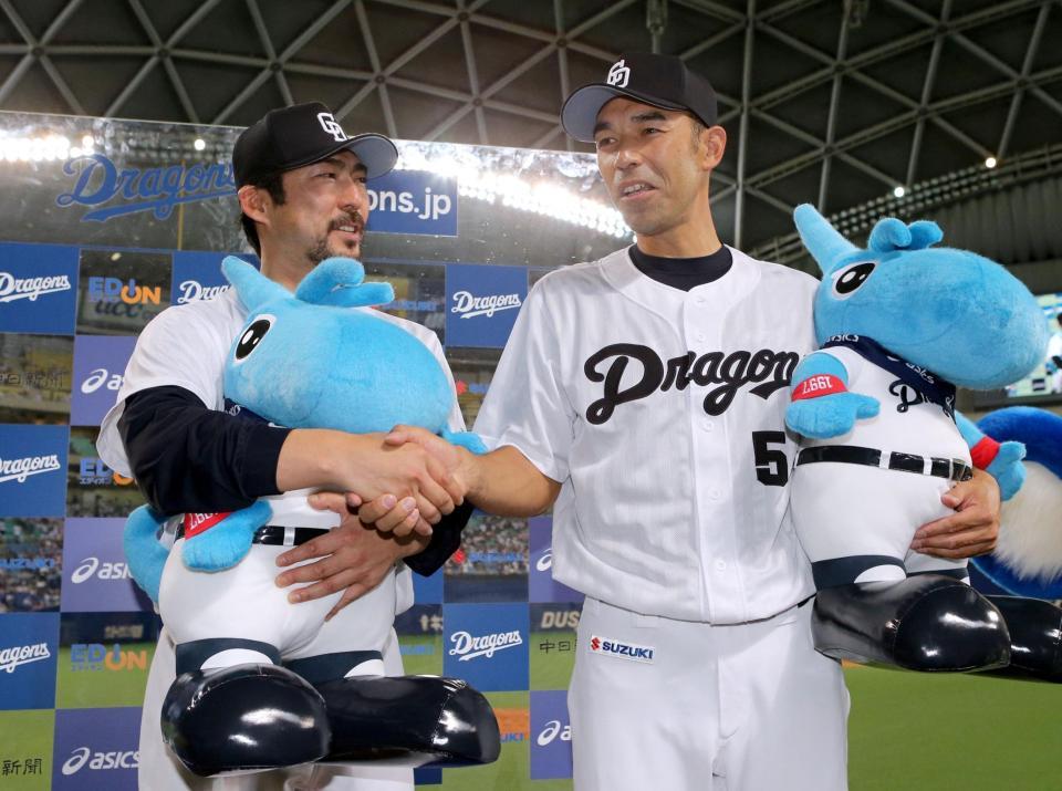笑顔で握手する小笠原（左）と和田