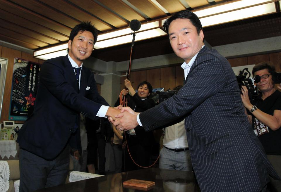 尾崎正直高知県知事に歓迎される藤川球児＝高知県庁（撮影・金田祐二）