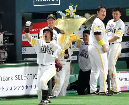 ３回、通算１０００安打を達成し花束を手にガッツポーズするソフトバンク・松田宣浩＝ヤフオクドーム（撮影・飯室逸平）