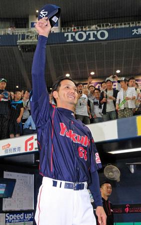 　ファンの祝福に応える新垣