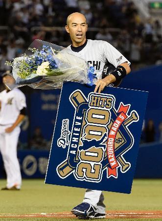　ロッテ戦の２回に通算２千安打を達成し、笑顔で花束を手にする中日の和田一浩外野手＝１１日、千葉市のＱＶＣマリンフィールド