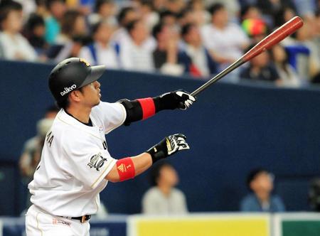 ３回、中島は左中間に先制２ランを放つ（撮影・金田祐二）