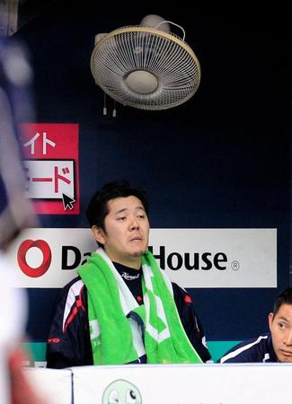 　７回途中降板しベンチで疲れ切った表情を見せるヤクルト・成瀬