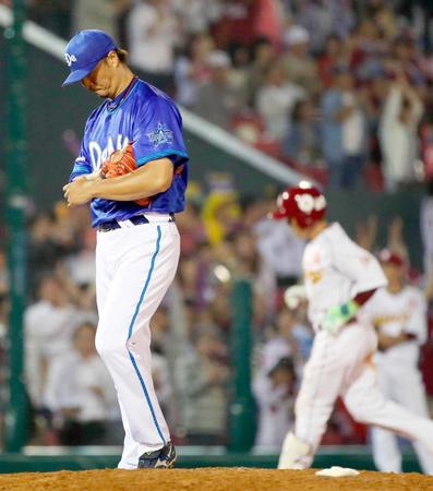 　６回、松井稼（右）に逆転満塁本塁打を打たれた岡島