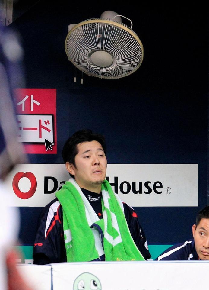 　７回途中降板しベンチで疲れ切った表情を見せるヤクルト・成瀬