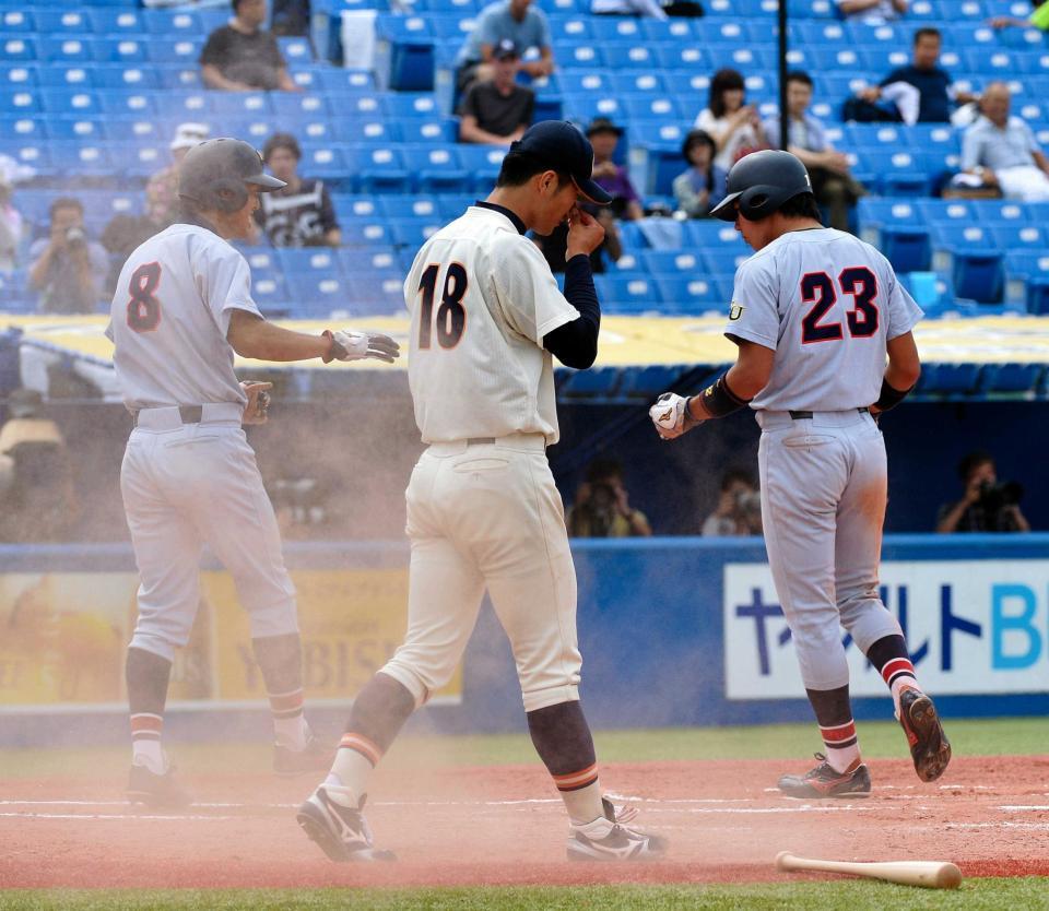 　延長１０回、神奈川大に勝ち越しを許し肩を落とす大商大・岡田（中央）＝撮影・園田高夫