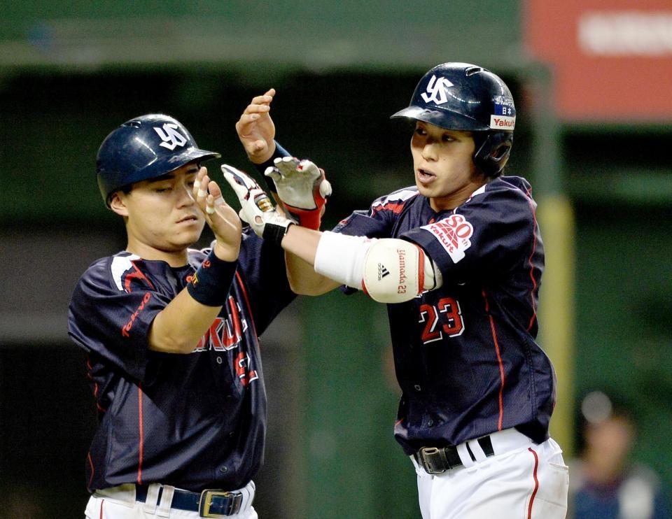 ５回、左越え２ランを放ち中村（左）とハイタッチする山田（撮影・園田高夫）