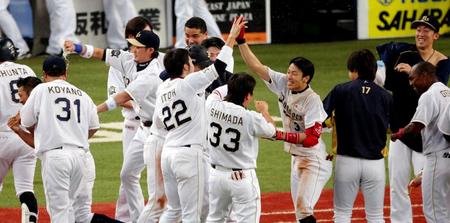 　延長１０回、サヨナラでの勝利に沸くオリックス・安達（中央右）らオリックスナイン（撮影・飯室逸平）