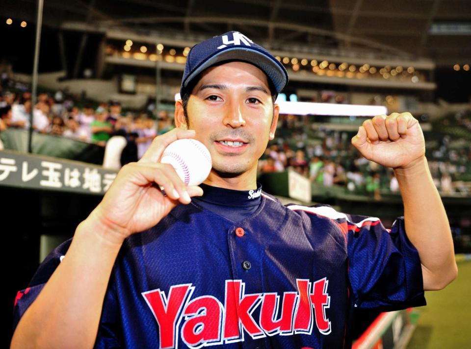 　プロ初勝利を挙げウイニングボールを手に笑顔を見せる山中（撮影・園田高夫）