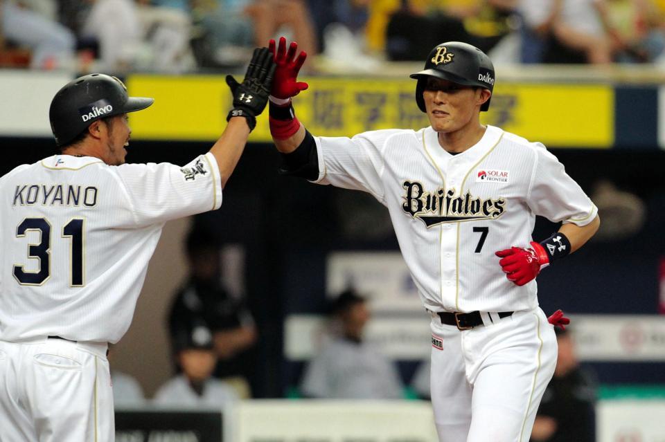 ６回、中越えに３ランを放ちオリックス・小谷野栄一（左）とハイタッチを交わすオリックス・糸井嘉男＝京セラ（撮影・保田叔久）