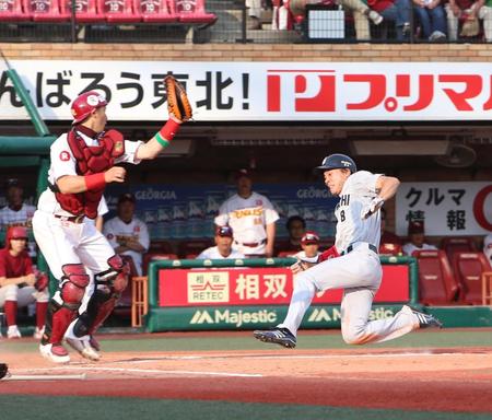 　８回、中日・亀沢の遊内野安打で大島（右）が二塁から生還する