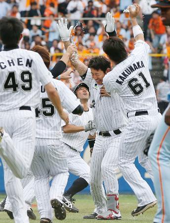 　９回、サヨナラ打を放ち、ナインから手荒い祝福を受けるロッテ・吉田（右から２人目）＝ＱＶＣ