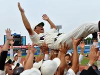 全日本大学野球選手権を制しナインから胴上げされる早大・高橋広監督＝神宮球場（撮影・田村亮介）