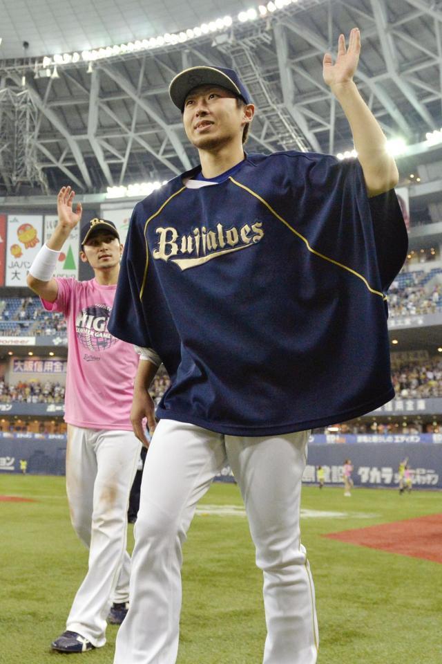 　阪神に大勝し、２勝目を挙げ、ファンの声援に応えるオリックス・金子