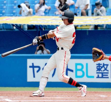 　６回、日大・長沢は右翼線に走者一掃の勝ち越し二塁打を放つ