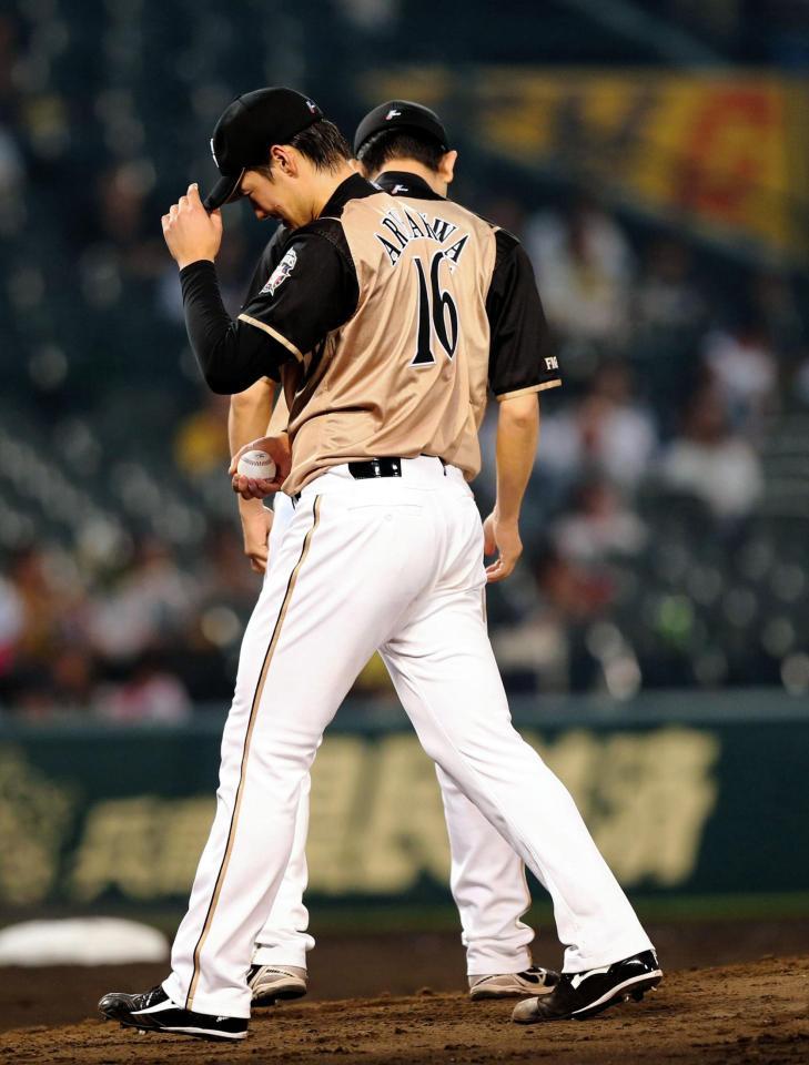 ４回途中で降板する日本ハム・有原＝甲子園（撮影・棚橋慶太）